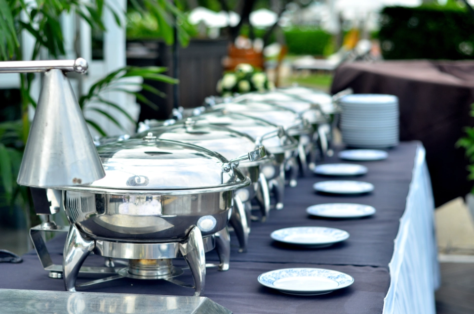 Evento corporativo atendido por Lounge & Food MPM, montaje elegante y servicio profesional de catering.