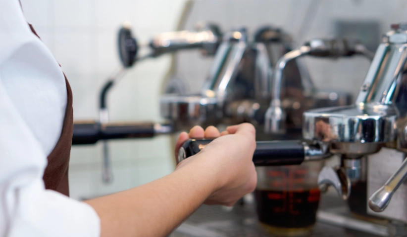 Cafetería empresarial gestionada por Lounge & Food MPM, con opciones frescas para el bienestar de los colaboradores.